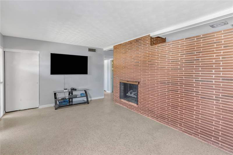 3 bedroom Single Family Residence at 310 Kenmore Road, Brandon Terrace Park Unit 3, Brandon — photo 4