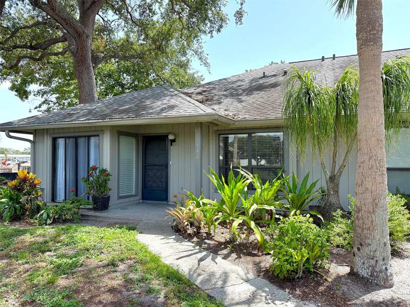 2 bedroom Condominium at 942 N Beneva Road #V28, Glen The, Sarasota — photo 1