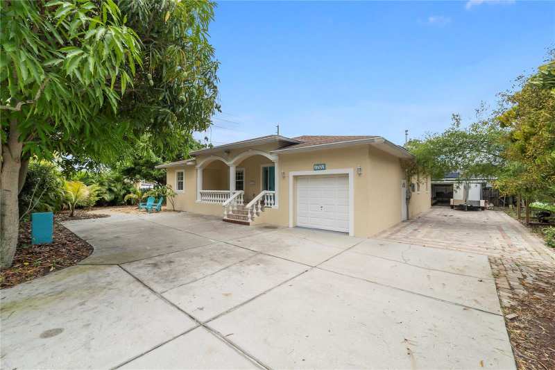 4 bedroom Single Family Residence at 1701 38th Avenue, Lynnmoor, St Petersburg — photo 1