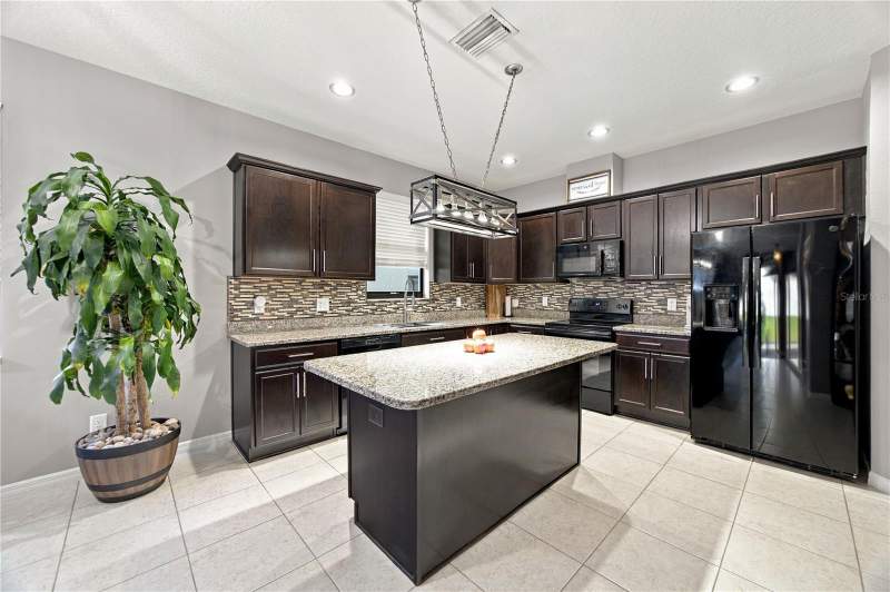 5 bedroom Single Family Residence at 837 Old Windsor Way, Villages At Avalon 3B-2, Spring Hill — photo 4