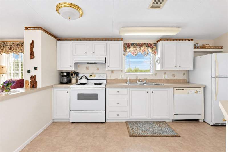 2 bedroom Manufactured Home at 7337 Hedwig Court, Village Hol Lake 01, Port Charlotte — photo 2