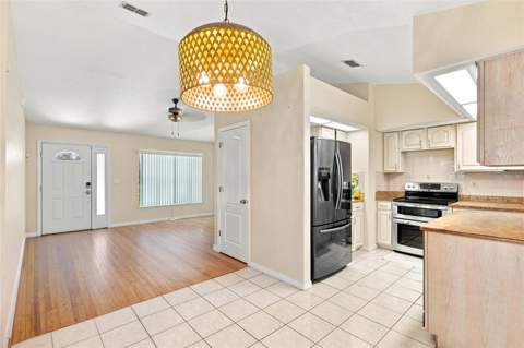 37117 Foxrun Place, Zephyrhills FL - photo 6 of 21