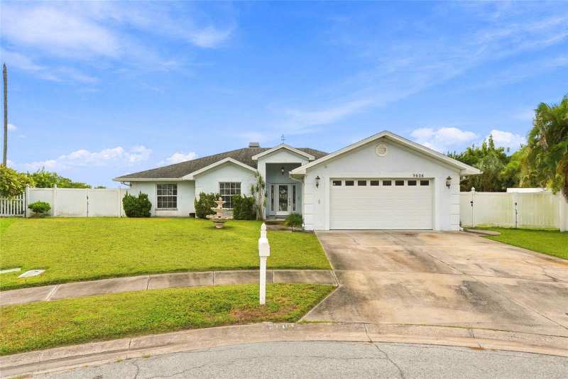 4 bedroom Single Family Residence at 9606 62nd Avenue, Carriage Bay Unit Two, St Petersburg — photo 1