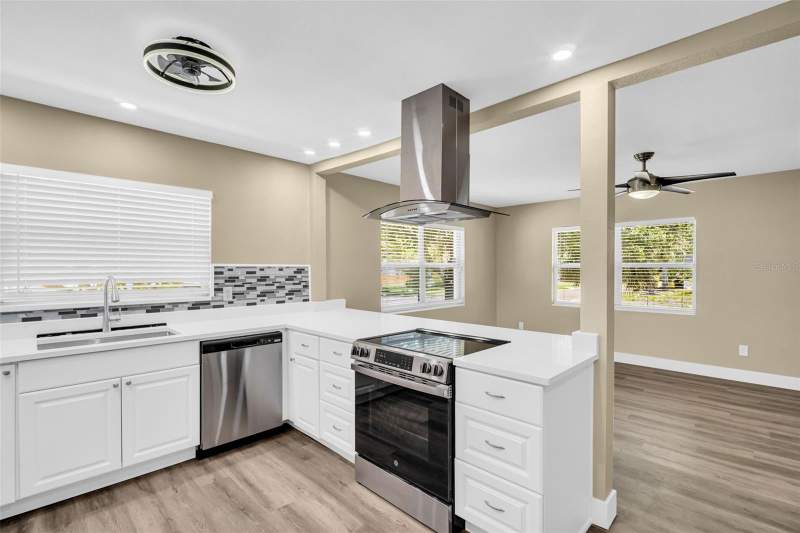3 bedroom Single Family Residence at 1001 Jasmine Way, Rogers Sub, Clearwater — photo 3