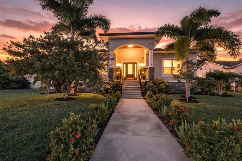 3 bedroom Single Family Residence at 3925 1st Street, Snell Shores, St Petersburg — photo 1