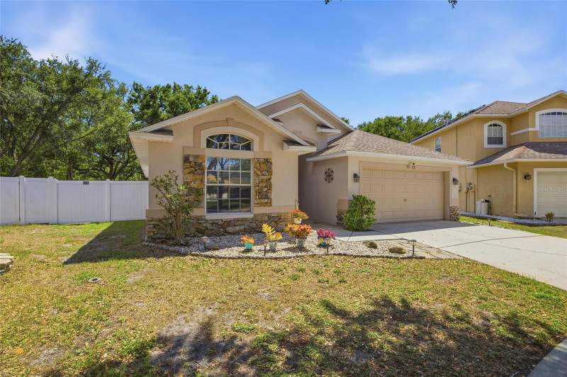 3 bedroom Single Family Residence at 7113 Colony Pointe Drive, Lake St Charles Unit 8, Riverview — photo 4