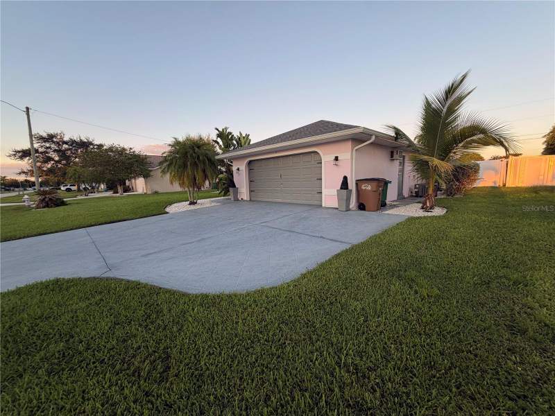 3 bedroom Single Family Residence at 1943 SE 8th Place, Cape Coral, Cape Coral — photo 2