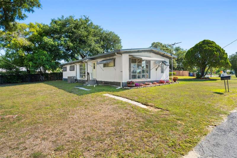 3 bedroom Mobile Home at 10220 Wellington Avenue, Hampton Court Unrec, Dade City — photo 2