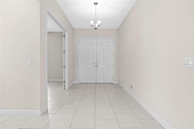 5 bedroom Single Family Residence at 13830 Moonstone Canyon Drive, Reserve At South Fork Ph 1, Riverview — photo 4