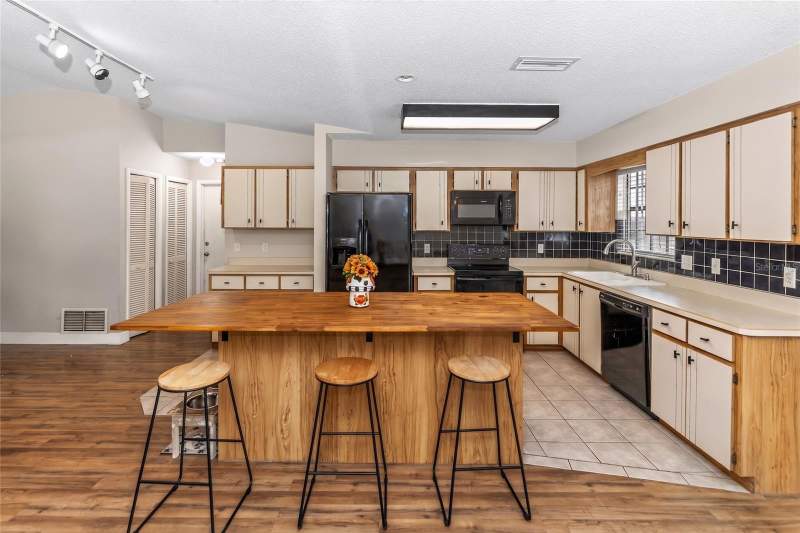 3 bedroom Single Family Residence at 2512 Pine Tree Drive, Florida Shores 01, Edgewater — photo 4