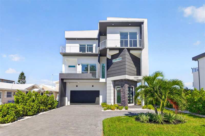 4 bedroom Single Family Residence at 10209 Gulf Boulevard, Sawyer & Harrells Add, Treasure Island — photo 1