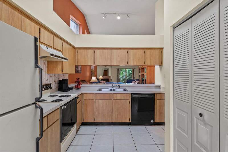 3 bedroom Single Family Residence at 8601 Twin Farms Pl, Countryway Prcl B Trct 1 Ph, Tampa — photo 2