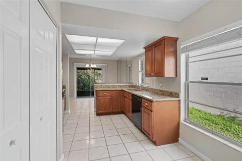 301 Regal Park Drive, Valrico FL - photo 8 of 17