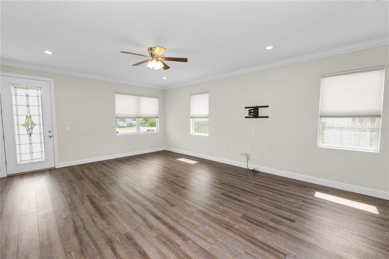 3 bedroom Single Family Residence at 3725 57th Avenue, East Orangewood Heights, St Petersburg — photo 4