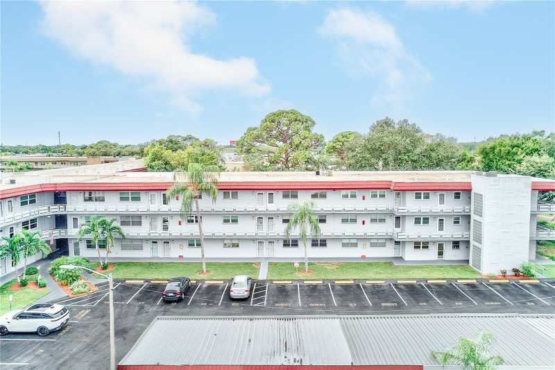 2 bedroom Condominium at 5660 80th St N #C305, Five Towns Of St Pete, St Petersburg — photo 1