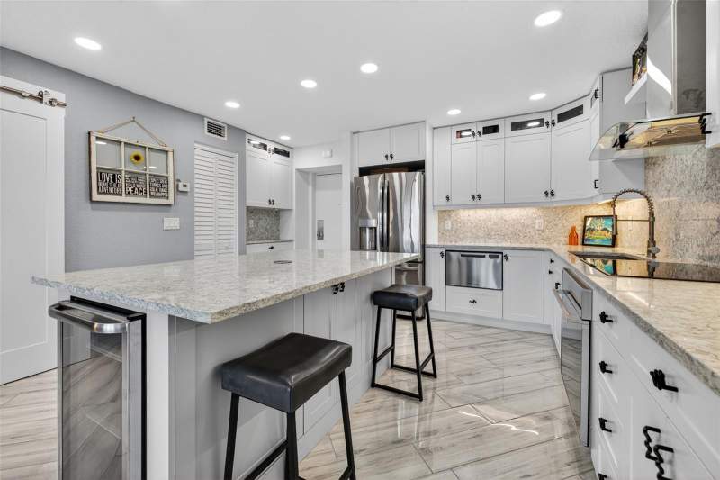 1 bedroom Condominium at 4900 Brittany Drive #409, Bayway Isles Point Brittany Six, St Petersburg — photo 2