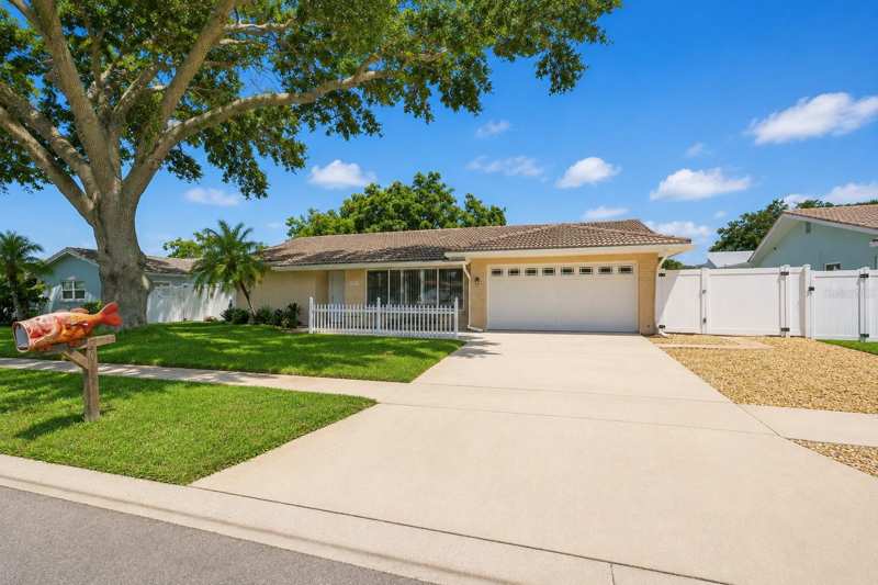 3 bedroom Single Family Residence at 2069 Kingfisher Drive, Patty Ann Acres, Palm Harbor — photo 1