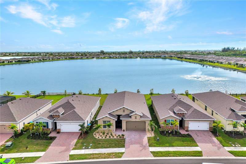 3 bedroom Single Family Residence at 447 Spring Hill Lake Loop, Stonewater A Sub, Cape Coral — photo 2