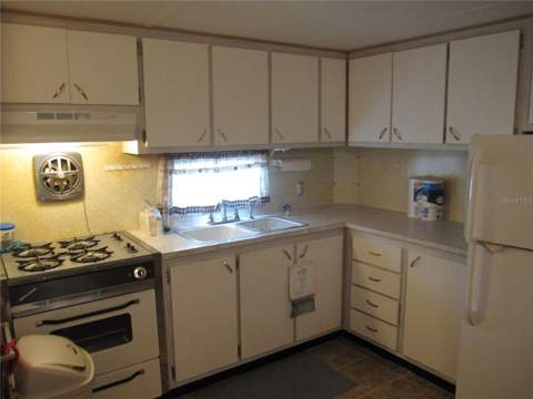 39015 Hillcrest Drive, Zephyrhills FL - photo 8 of 34