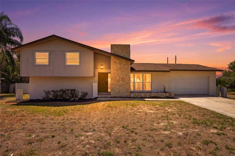 4 bedroom Single Family Residence at 721 Village Place, Brandon Village, Brandon — photo 1