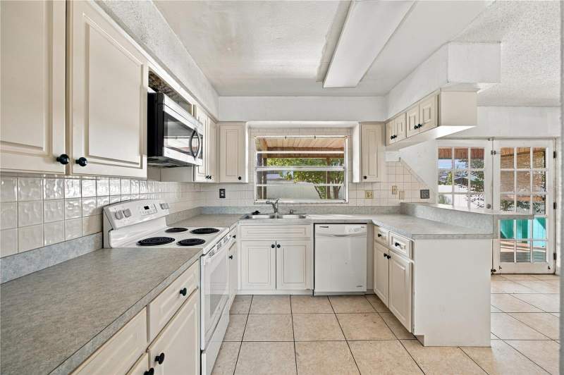 2 bedroom Single Family Residence at 2711 Charleston Drive, Colonial Village Sub U, Plant City — photo 4