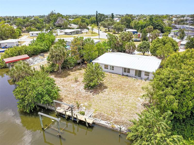 3 bedroom Single Family Residence at 203 Waterway Circle, Port Charlotte Sec 003, Port Charlotte — photo 3