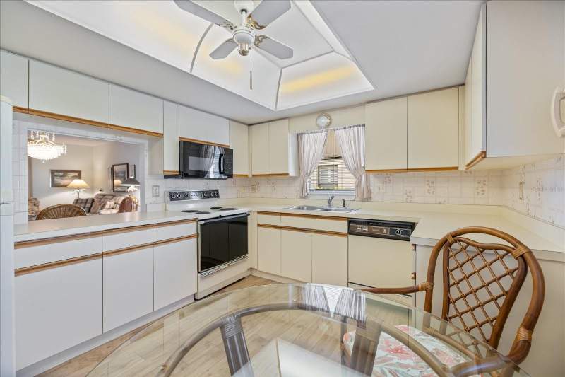 2 bedroom Villa at 462 Oak Hill Circle #5, Village Oaks Sec D, Sarasota — photo 4