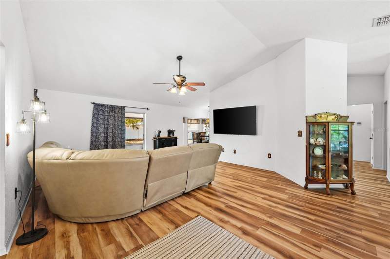 3 bedroom Single Family Residence at 127 Winston Manor Circle, Winston Manor, Seffner — photo 4