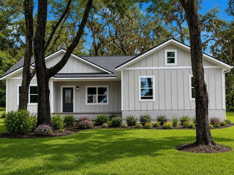 3 bedroom Single Family Residence at 377 SE 4th Avenue, Seminole Rdg Un No 5, Melrose — photo 1