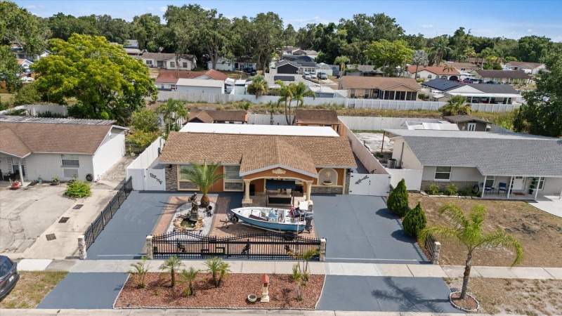 4 bedroom Single Family Residence at 8318 Drycreek Drive, Townn Country Park Unit 56, Tampa — photo 2