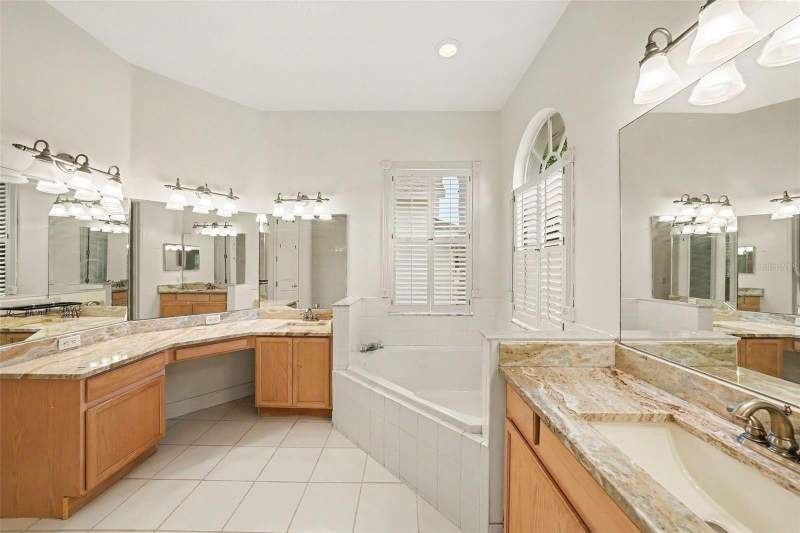 4 bedroom Single Family Residence at 12516 Leatherleaf Drive, Westwood Lakes Ph 1A, Tampa — photo 5