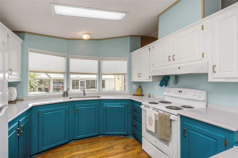2 bedroom Manufactured Home at 106 Thatch Palm Street, Palm Hill Mobile Home Park Unrec, Largo — photo 4