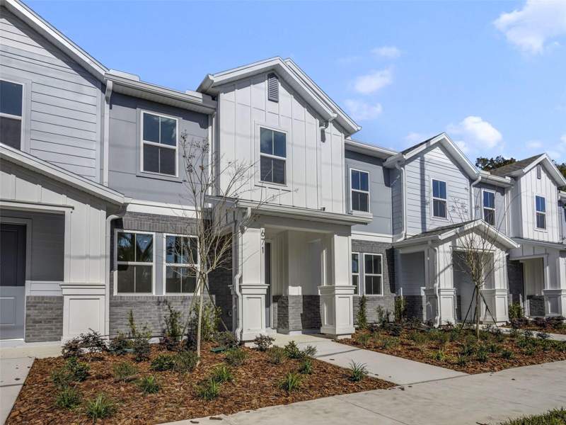 3 bedroom Townhouse at 671 Clark Street, Aulin Square, Oviedo — photo 2