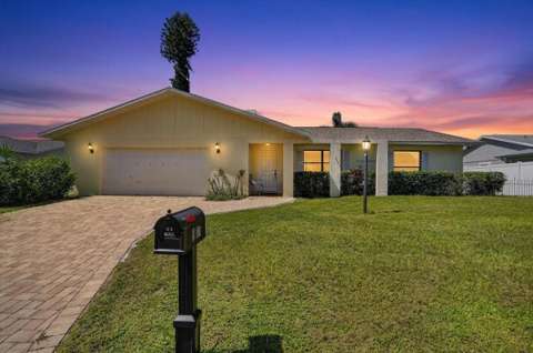 5031 Brandeis Circle, home for sale in Sarasota 34243
