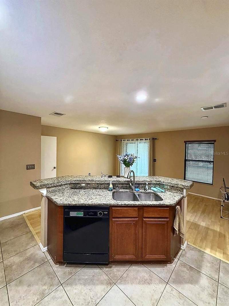 3 bedroom Townhouse at 2607 Oleander Lakes, Edgewater At Lake Brandon, Brandon — photo 2