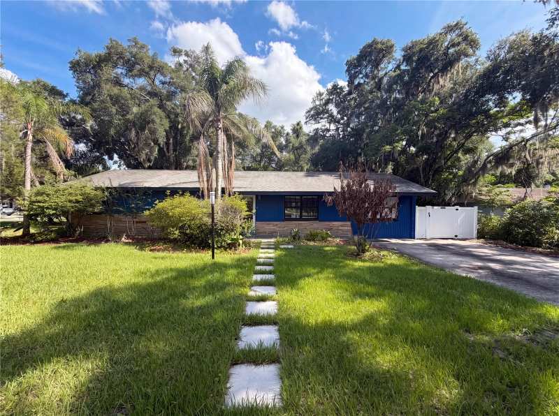 3 bedroom Single Family Residence at 820 E Wisconsin Avenue, Phippens Blks 129-130 & 135-136 Deland, Deland — photo 1