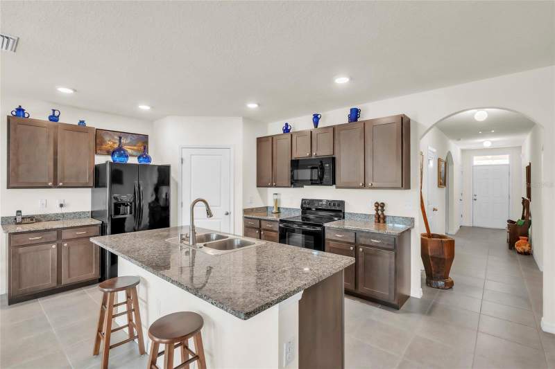 4 bedroom Single Family Residence at 9527 Sunstone Boulevard, Oakmont Reserve Ph 1, Thonotosassa — photo 2