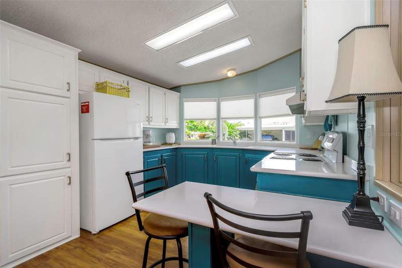 2 bedroom Manufactured Home at 106 Thatch Palm Street, Palm Hill Mobile Home Park Unrec, Largo — photo 3