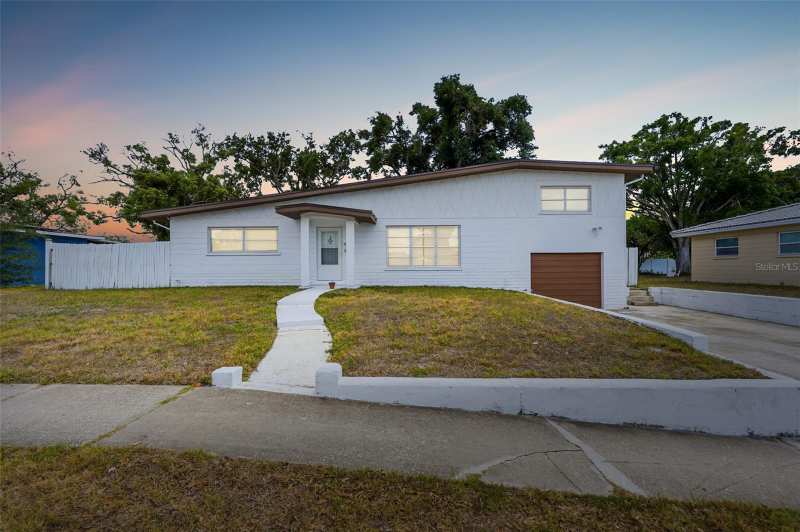 4 bedroom Single Family Residence at 11830 86th Avenue, Ridgewood Estates, Seminole — photo 1