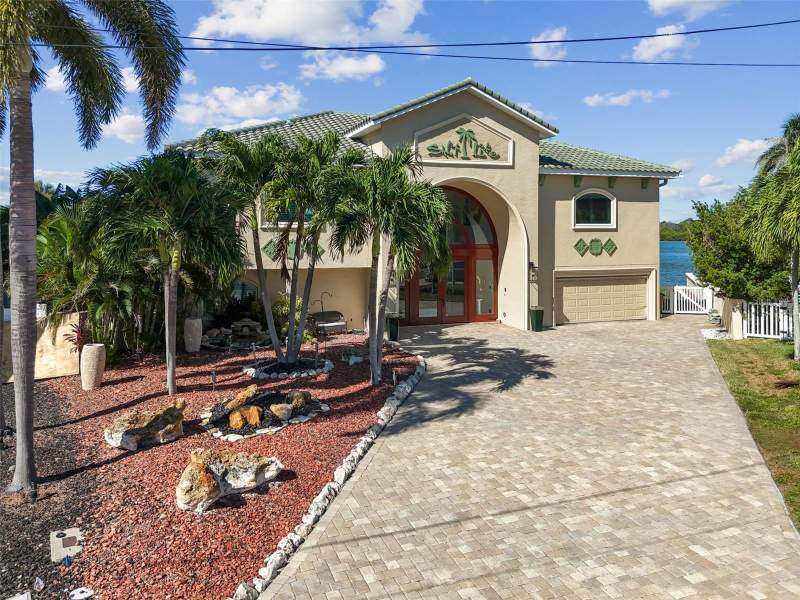 6 bedroom Single Family Residence at 582 Johns Pass Avenue, Crystal Island 2nd Add, Madeira Beach — photo 4