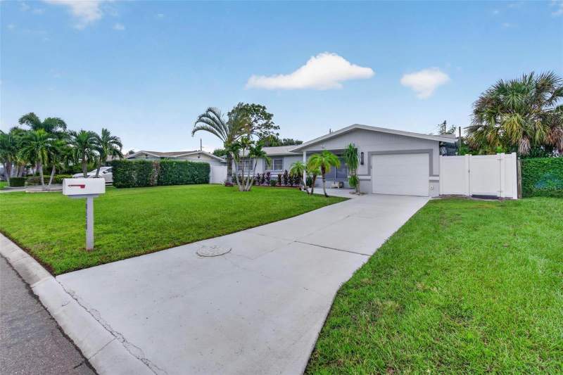 4 bedroom Single Family Residence at 8428 Iris Avenue, Cross Bayou Estates, Seminole — photo 2