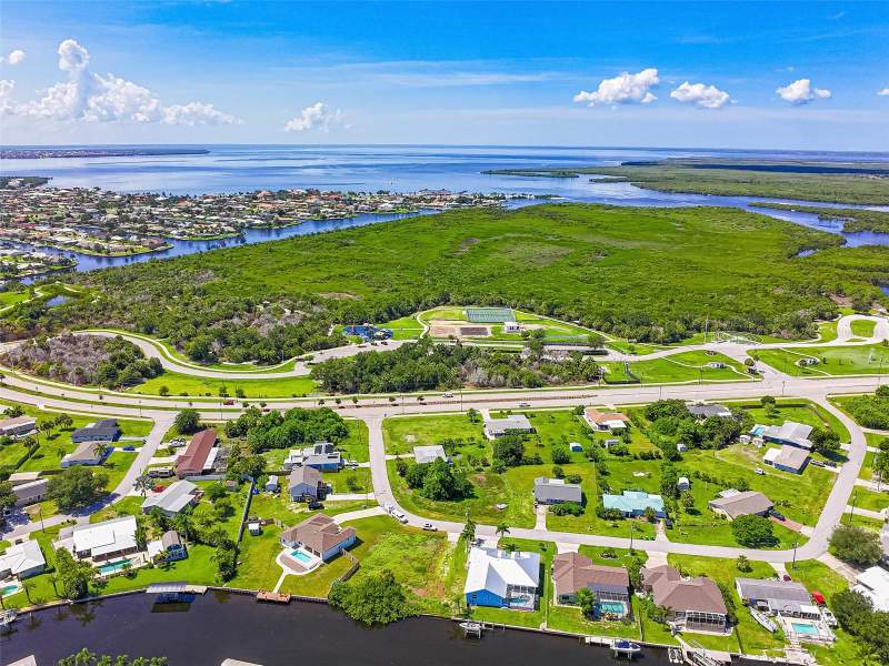 4 bedroom Single Family Residence at 206 S Waterway Drive, Port Charlotte Sec 005, Port Charlotte — photo 5