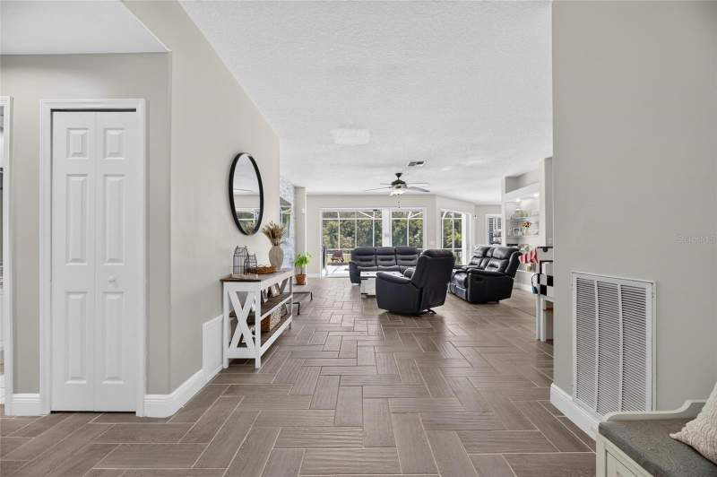 4 bedroom Single Family Residence at 12419 Riverglen Drive, Riverglen Units 5 6 & 7 Phas, Riverview — photo 5