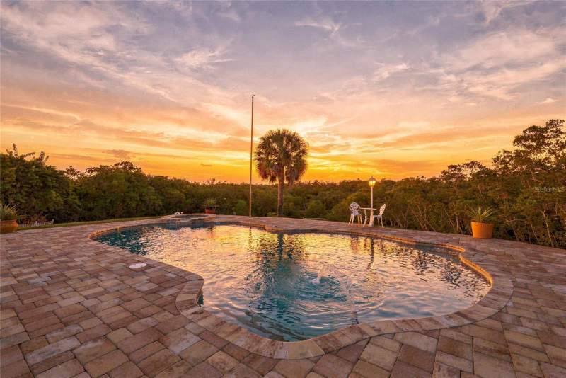 4 bedroom Single Family Residence at 9606 62nd Avenue, Carriage Bay Unit Two, St Petersburg — photo 2