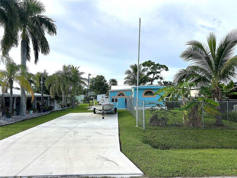 1 bedroom Mobile Home at 5489 Meadowlark Lane, Pine Island Villas, Bokeelia — photo 1