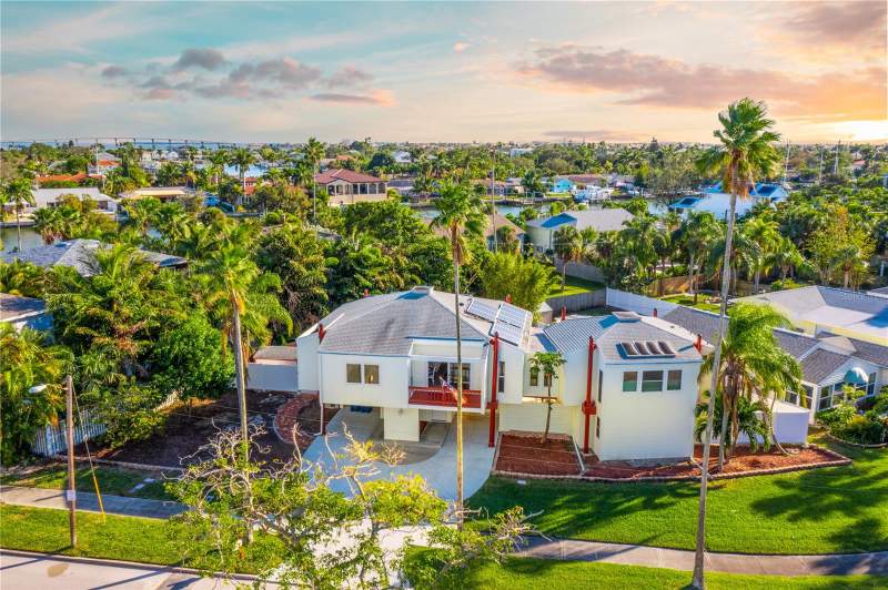3 bedroom Single Family Residence at 3250 E Debazan Avenue, Don Ce-Sar Place Blk 19 Pt Rep, St Pete Beach — photo 3