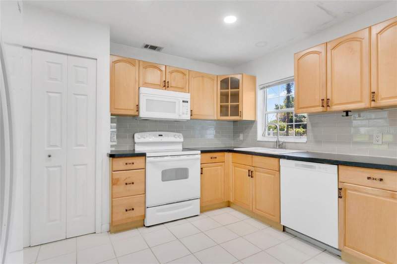 2 bedroom Single Family Residence at 2482 Roxbury Road, Glencoe, Winter Park — photo 5
