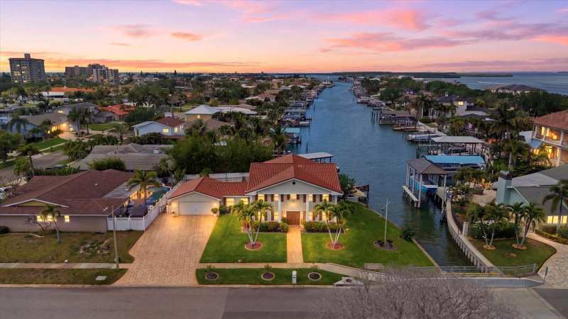 4 bedroom Single Family Residence at 350 Harbor Passage, Island Estate Of Clearwater Units 6D 7A 7C, Clearwater Beach — photo 1