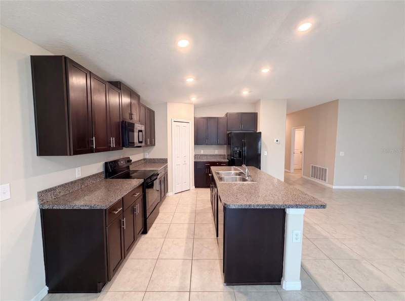4 bedroom Single Family Residence at 39693 Harvest Creek Lane, Hidden River Ph 2, Zephyrhills — photo 3