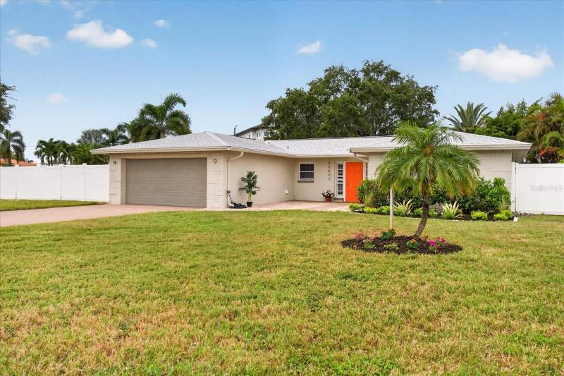 3 bedroom Single Family Residence at 10100 Paradise Boulevard, Paradise Island 2nd Add Pt 4, Treasure Island — photo 2
